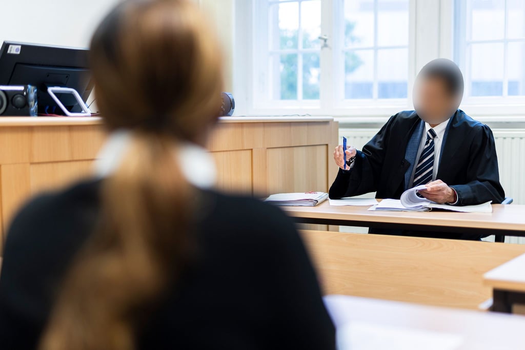 Ein Anwalt verklagt seine eigene Mandantin auf Bezahlung – die wirft ihm sexuelle Belästigung vor.