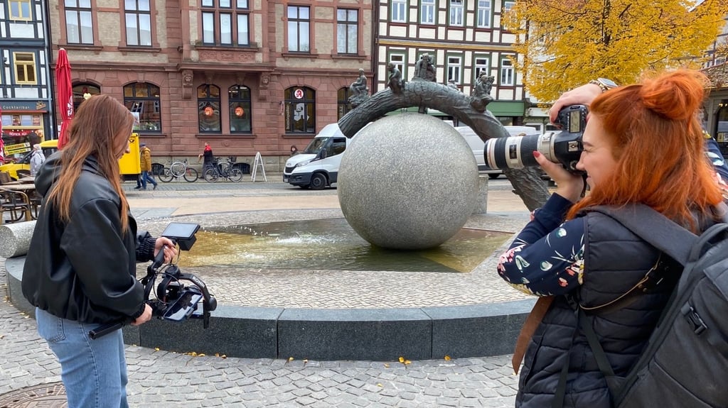 Ein Kamerateam ist am Dienstag, 14. Oktober, in Wernigerode unterwegs.