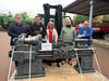 Eine historische Drehmaschine von 1915 hat den Standort gewechselt. Diese stand zuvor beim Werkzeugmaschinenhersteller Emco in Magdeburg. Geschäftsführer Harald Herzog (links) und zwei Kollegen übergaben diese an das Technikmuseum. 