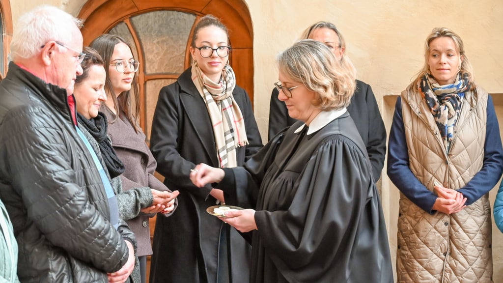 Pfarrerin Dorothee Sparfeldt beim Abendmahl mit den Besuchern des Gottesdienstes in Domersleben.