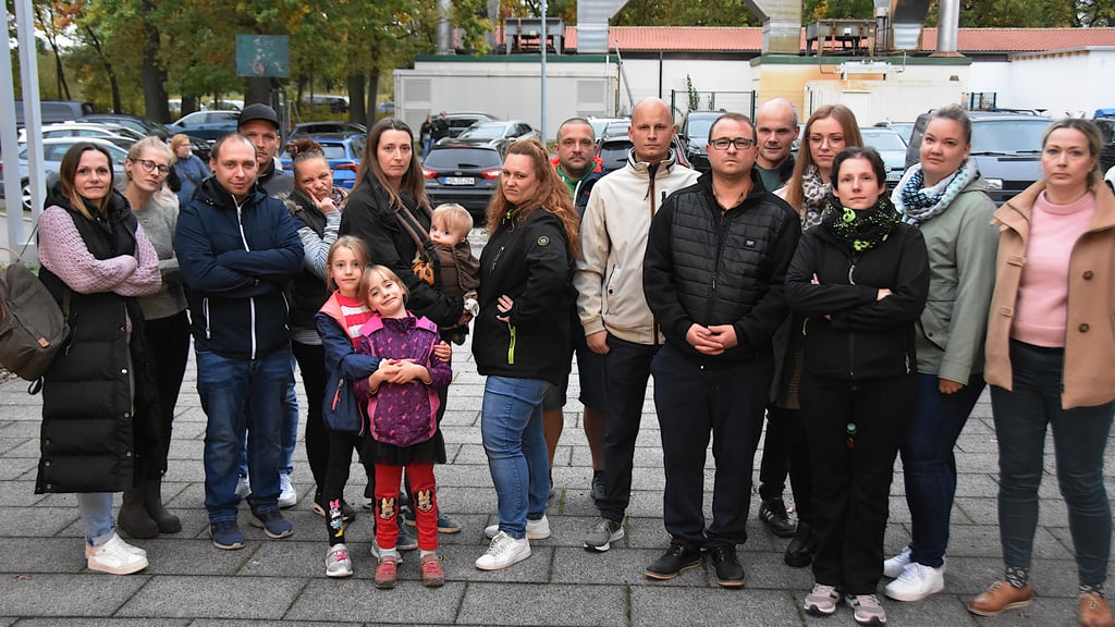 Vor Beginn der Sitzung des Sozialausschusses der Verbandsgemeinde Flechtingen versammeln sich Eltern, um gegen die geplante Erhöhung der Kita- und Hortgebühren zu protestieren.