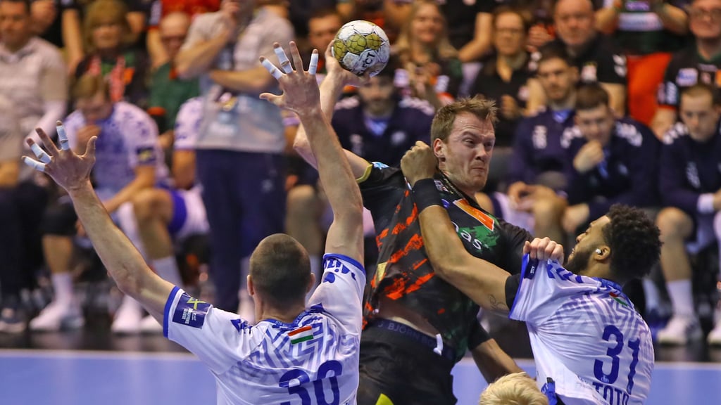Zuletzt traf der SC Magdeburg am 5. März 2025 aufeinander. Felix Claar und Co. behielten gegen Gleb Kalarash (l.) und Jeremy Toto mit 31:24 die Oberhand.