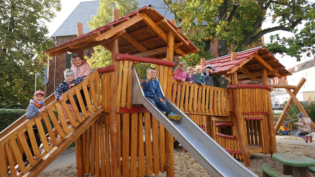 Die Kinder der evangelischen Kita freuen sich über ihr neues Klettergerüst.