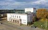 Neue Besitzerin des Kulturpalasts in Bitterfeld ist die Steg. Zur Eigentümerin wird sie aber erst mit dem Eintrag ins Grundbuch. Das passiert frühestens nach Ablauf der Rückfallklauses Mitte nächsten Jahre. Doch gegen den Ratsbeschluss zum Kauf des Gebäudes gibt es massiven Widerstand der CDU-Fraktion.