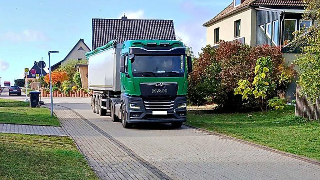Ein Lkw von vielen, der durch die Feldstraße in Siebigerode fuhr.