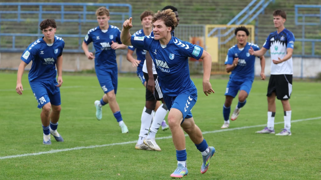 Jakob Baumann bejubelt seinen Treffer zum 1:0 für den FCM gegen den Hamburger SV.