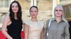 Maria Ehrich (l-r), Sonja Gerhardt und Annette Hess beim Photocall der TV-Serie „Ku’damm 77“ in Cannes.