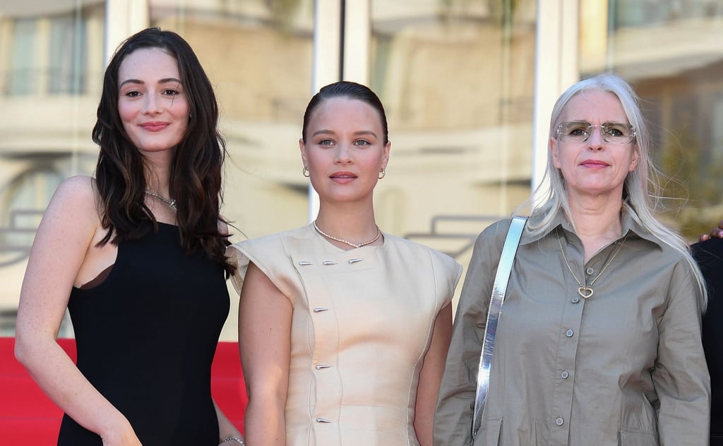 Maria Ehrich (l-r), Sonja Gerhardt und Annette Hess beim Photocall der TV-Serie „Ku’damm 77“ in Cannes.