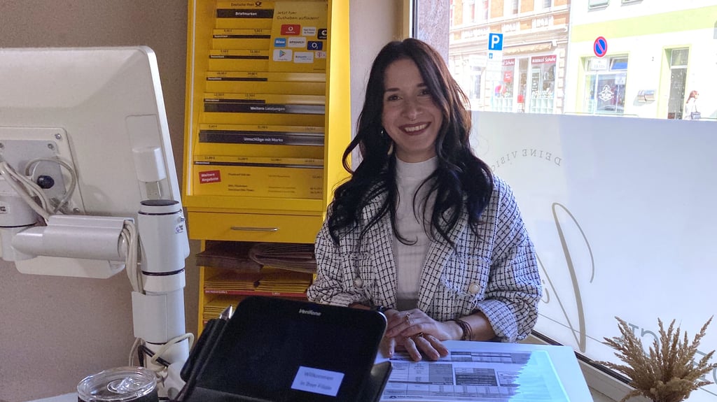 Store-Managerin Elena Gellrich stellt den neuen Post-Service in Genthin vor.