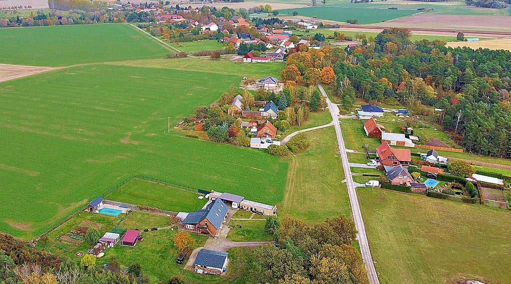 So schön ist die Landschaft, in der Gemeinde Altmärkische Höhe, die angeblich am „Arsch der Welt“ liegt. Hier Kossebau aus der Vogelperspektive.