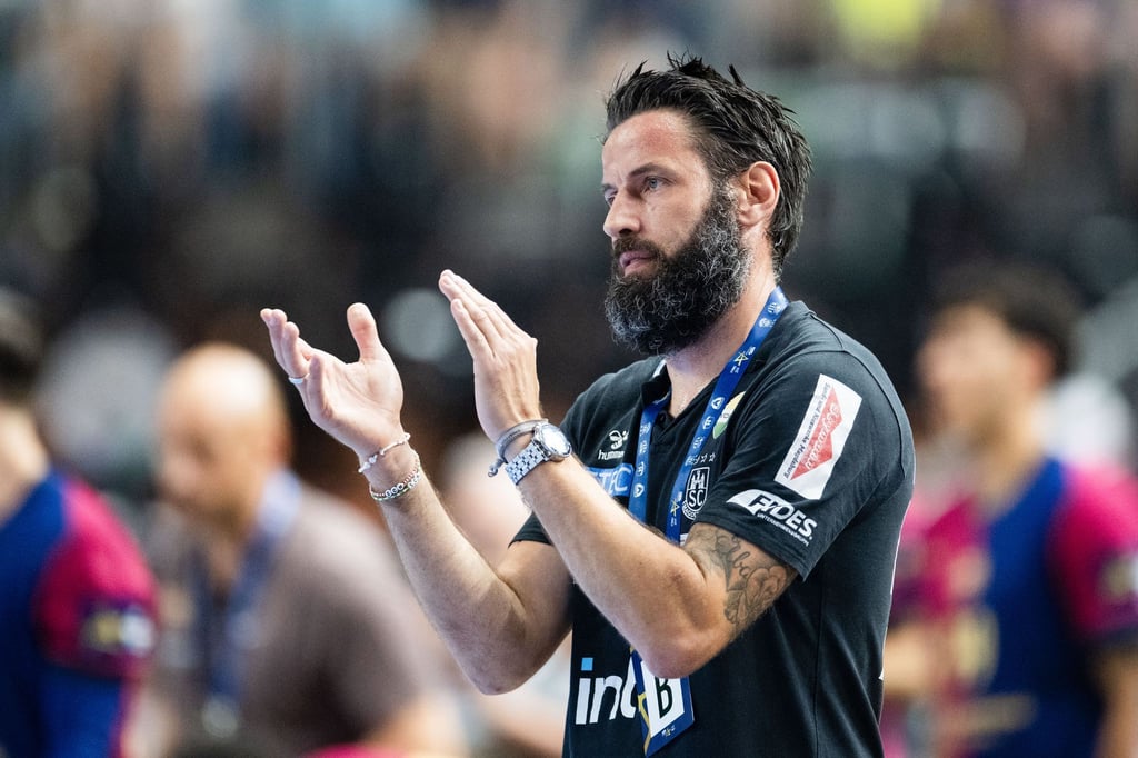 Magdeburgs Trainer Bennet Wiegert bleibt kaum Zeit, seine Mannschaft zu trainieren. (Archivbild)