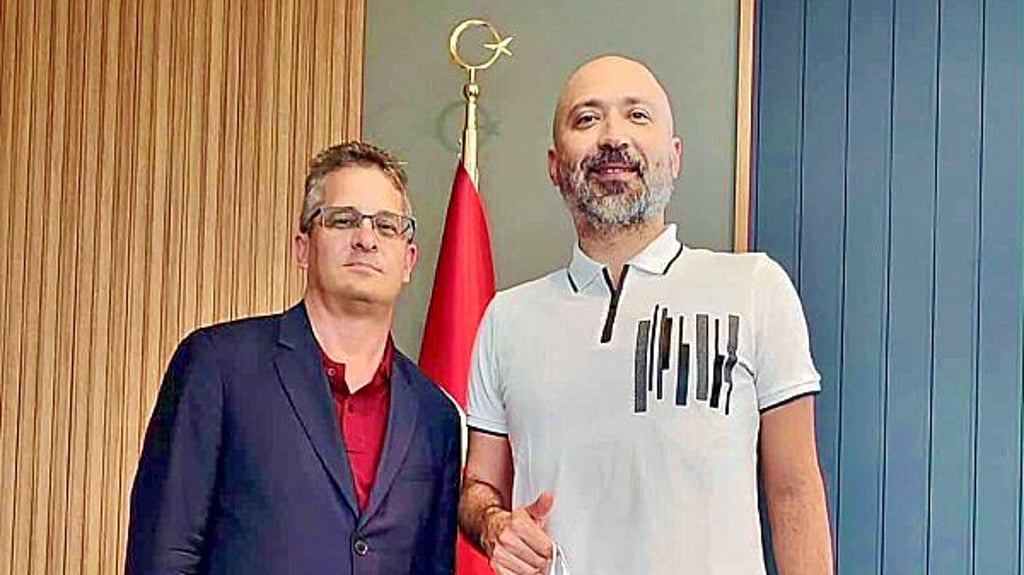 Sökes Bürgermeister Mustafa Iberya Arıkan (rechts) empfing Schönebecks Vorsitzenden vom Städtepartnerschaftsverein im Rathaus.