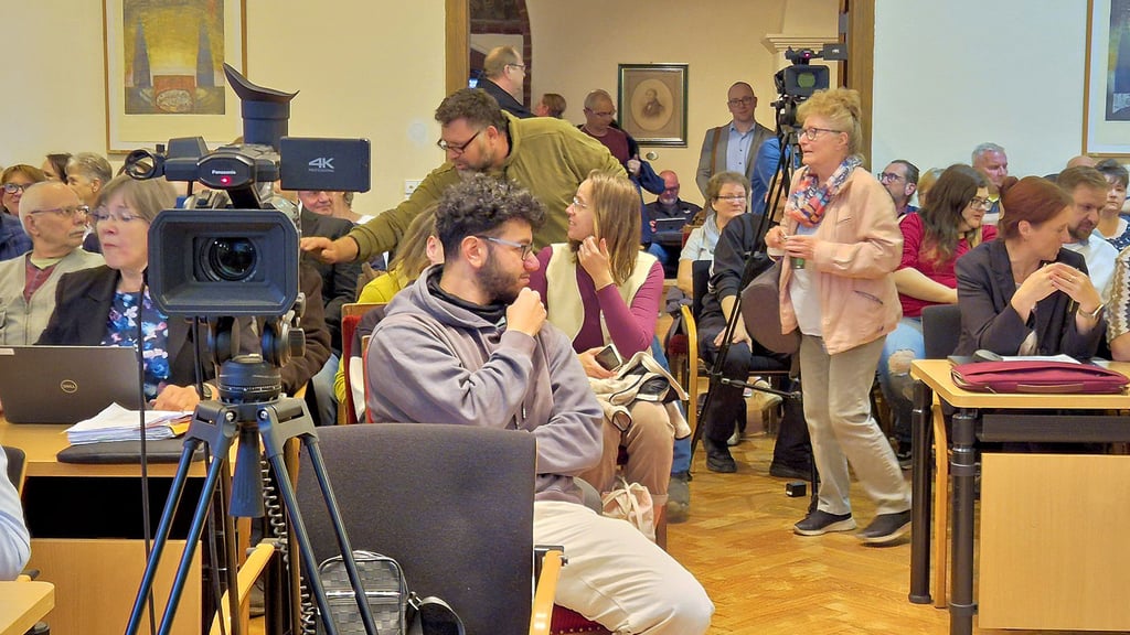Die Stadtratssitzung in Stendal am Montag, 13. Oktober, war so gut besucht, dass ein Teil der Besucher vom Vorraum aus zuschauen musste.