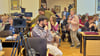 Die Stadtratssitzung in Stendal am Montag, 13. Oktober, war so gut besucht, dass ein Teil der Besucher vom Vorraum aus zuschauen musste.