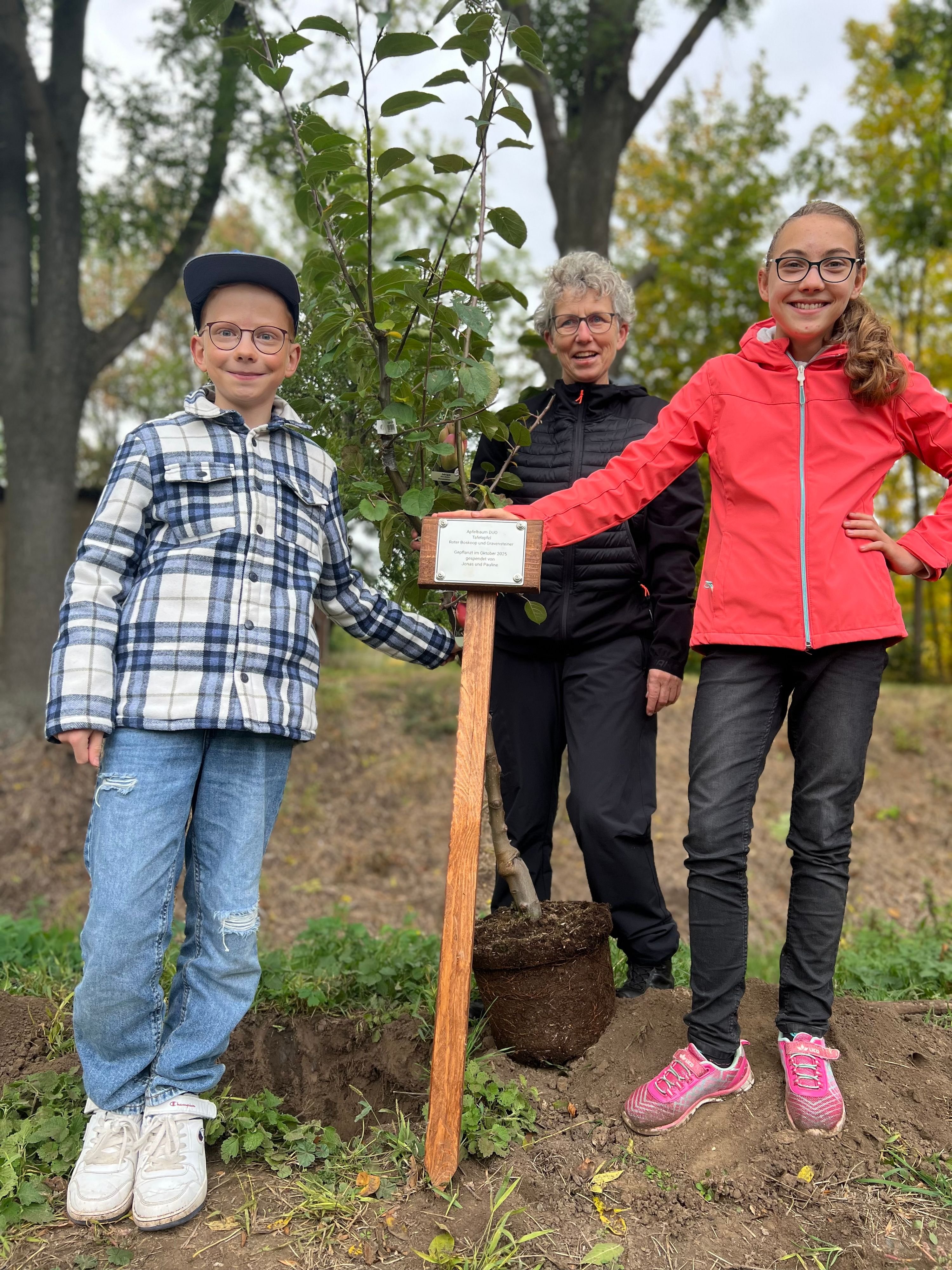 Engagement im Harz: Vorbildfunktion: Warum zwei Kinder im Huy einen Baum pflanzen