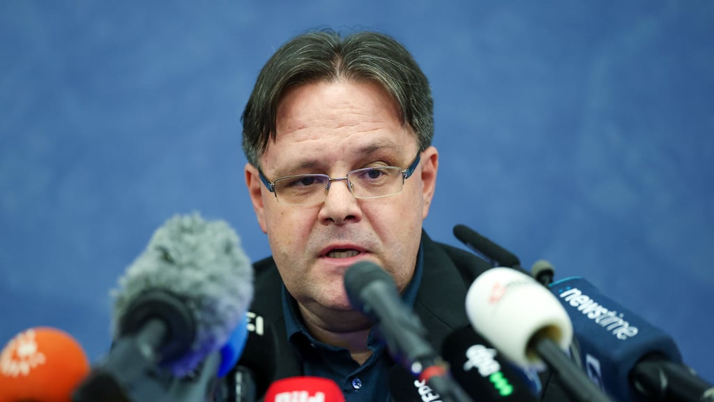 Ordnungsbeigeordneter Ronni Krug bei der Pressekonferenz nach dem Anschlag auf den Weihnachtsmarkt von Magdeburg.