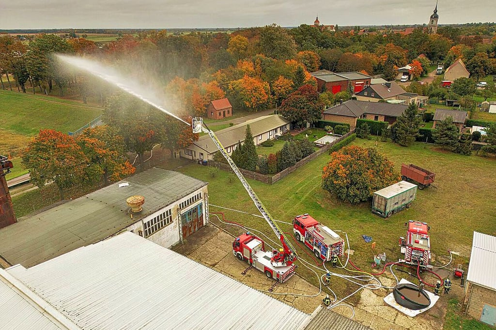 Feuerwehrleute haben den Brand eines Industriegebäudes simuliert.