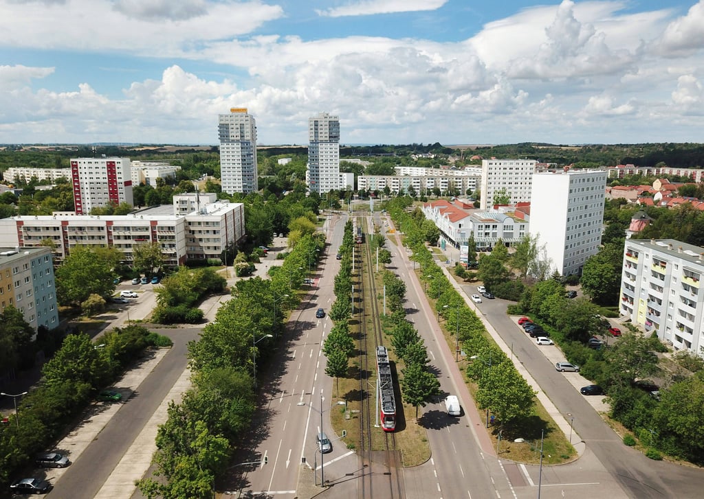 Bei einem Ausweichmanöver auf der Magistrale in Halle-Neustadt ist der Fahrer eines Motorrollers schwer verletzt worden.