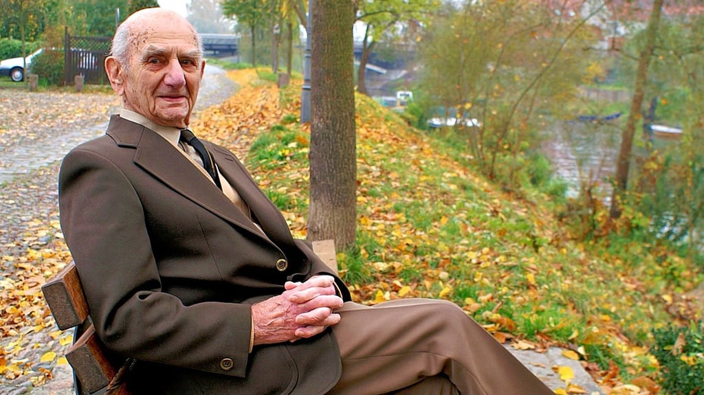 Er war der älteste Mann der Welt und der älteste Mensch im deutschsprachigen Raum. Gustav Gerneth aus Havelberg, hier im Alter von 103 Jahren,  saß gern vor seinem Haus in der Fischerstraße am Stadtgraben mit Blick zum Dom. 