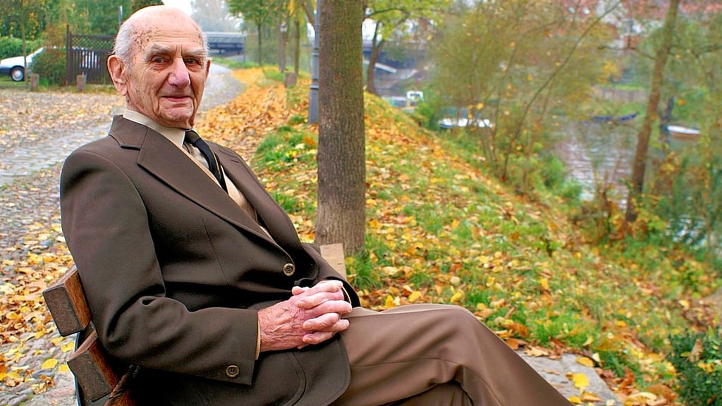 Er war der älteste Mann der Welt und der älteste Mensch im deutschsprachigen Raum. Gustav Gerneth aus Havelberg, hier im Alter von 103 Jahren, saß gern vor seinem Haus in der Fischerstraße am Stadtgraben mit Blick zum Dom.
