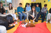 Wer, wenn nicht Schulhund Henri mit seinem treuen Blick, kann besser für Aufmerksamkeit und Entspannung zugleich sorgen? Klassenlehrerin Leandra Bock (hinter ihrem Dackel) will mit dem Projekt Ruhe in den Schulalltag der Hermann-Kasten-Gemeinschaftsschule Staßfurt bringen, nicht nur hier in ihrer 8b.