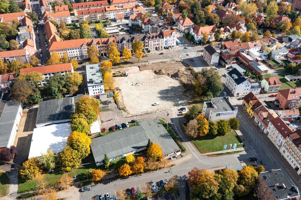 Blick auf die nun leere Fläche, auf der einst das „Klubhaus der Werktätigen“ in Halberstadt stand.