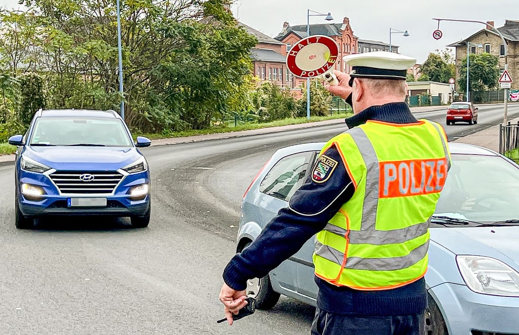 Die Polizei kontrollierte am Dienstag den Linksabbiegerverkehr von der Friedensallee und stoppte Verkehrssünder vor der Feuerwache.