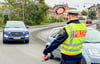 Die Polizei kontrollierte am Dienstag den Linksabbiegerverkehr von der Friedensallee und stoppte Verkehrssünder vor der Feuerwache.