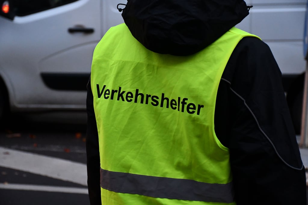Um den Einsatz von Verkehrshelfern an einer Magdeburger Straße ist eine Debatte entstanden.