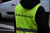 Um den Einsatz von Verkehrshelfern an einer Magdeburger Straße ist eine Debatte entstanden.