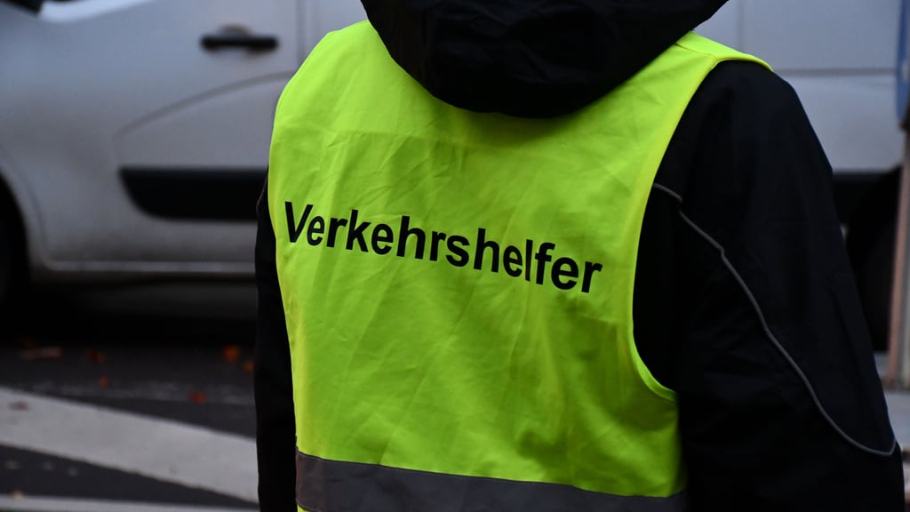 Um den Einsatz von Verkehrshelfern an einer Magdeburger Straße ist eine Debatte entstanden.