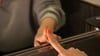 Lassen sich Fingerabdrücke am Spiegel mit Hilfe eines selbstgemachten Sprays vermeiden?