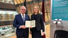 Brachte ein Geschenk mit: Ministerpräsident Reiner Haseloff (CDU) überreichte in der lettischen Nationalbibliothek die Kopie eines Briefes von Martin Luther an die Livländischen Brüder aus dem Jahr 1525 an die Direktorin Department Spezialbestände, Marika Selga.