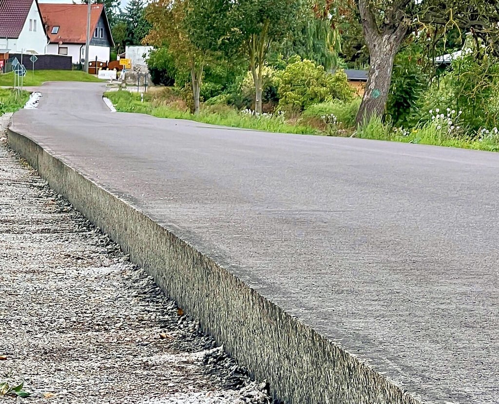 Die Bankette der Fahrbahn am Altenburger Damm müssen noch gebaut werden.