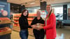 Zur Spendenübergabe in der Kekswelt: von links Marketing-Mitarbeiterin Hanna Klawikowski, die Leiterin des Tierheims Wittenberg Catrin Rhode und Nicole Witt, Leiterin Marketing bei Wikana.