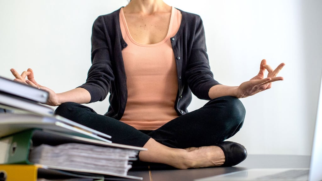 Aktiv gegen Stress im Job: Haltungswechsel, Bewegung oder bewusste Ruhephasen können die eigene Gesundheit unterstützen.