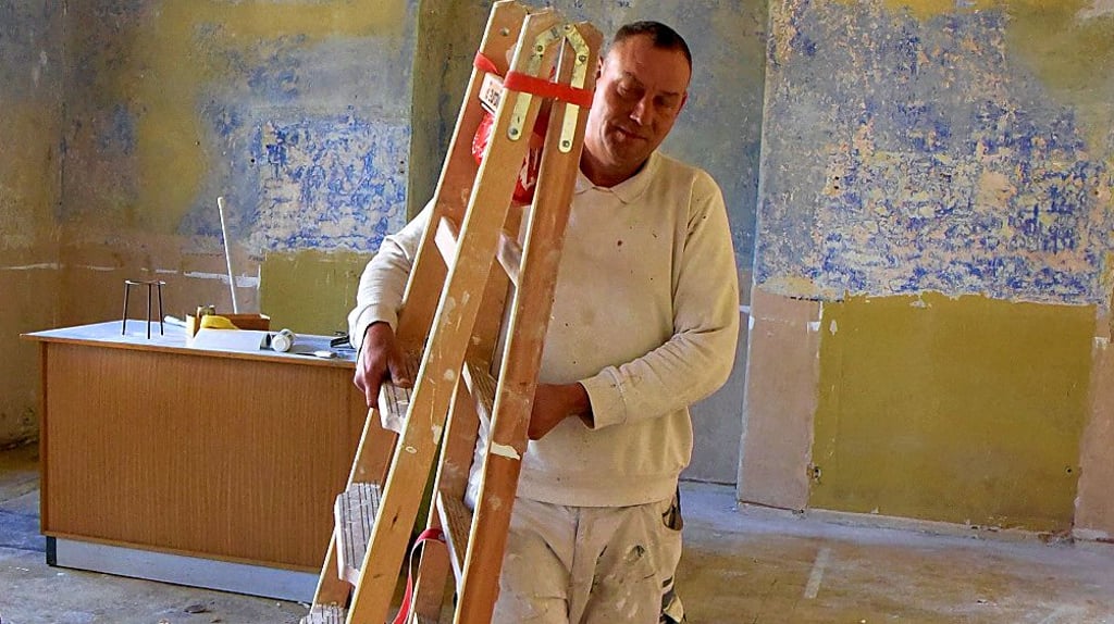 Zukünftiges Einwohnermeldeamt im ehemaligen Physikraum der Sekundarschule. Gegenwärtig renoviert Handwerker Andreas Wade von einer Schönebecker Firma die Räume.