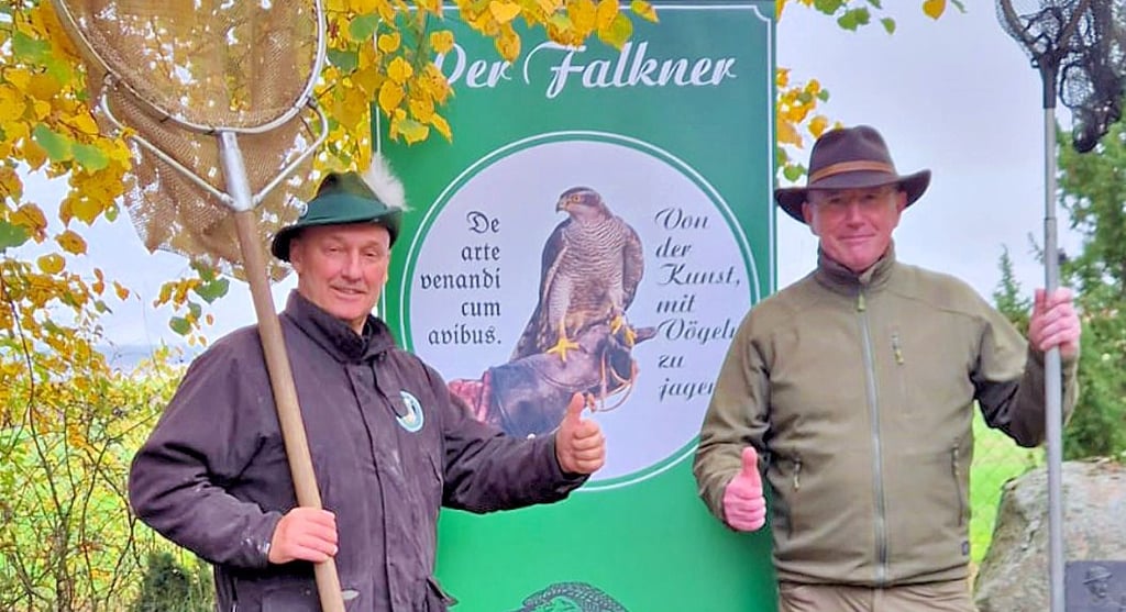 Daumen hoch für die gelungene Aktion: die Falkner Swen Zunker (rechts) und Jörg Paufler.