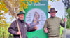 Daumen hoch für die gelungene Aktion:  die Falkner Swen Zunker (rechts) und Jörg Paufler.