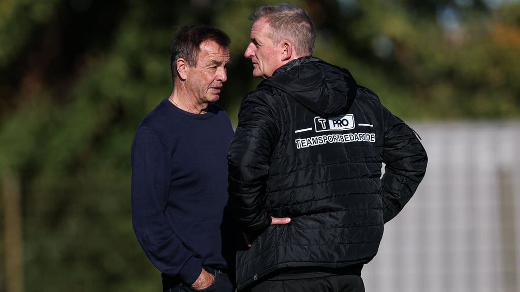 Beim Training des 1. FC Magdeburg am Montag unterhielt sich Otmar Schork (l.) mit Interimstrainer Petrik Sander.