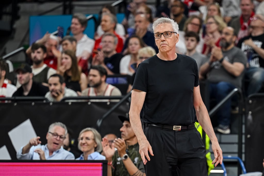 Gordon Herbert blickt auf seine Mannschaft.