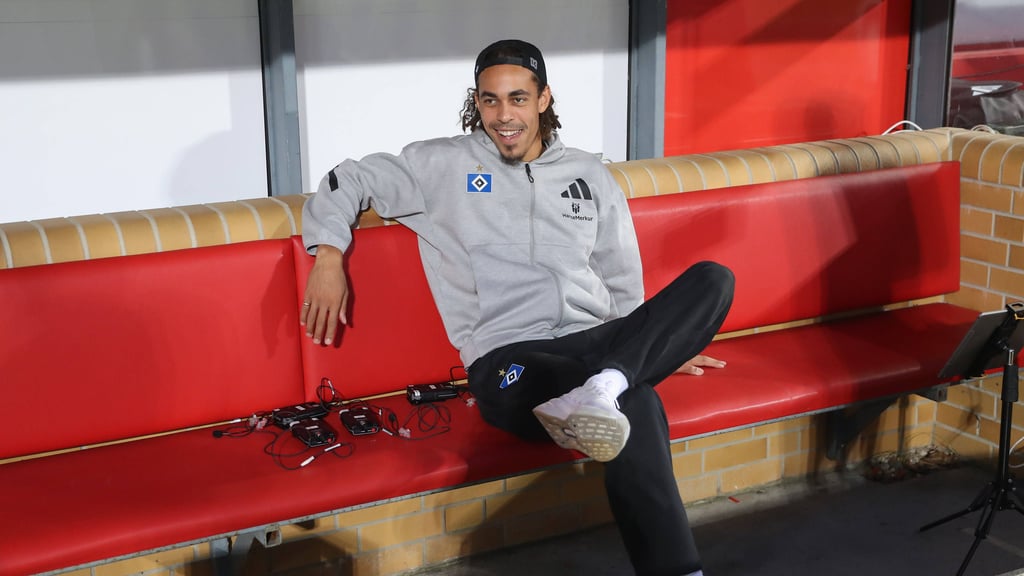 Schon wie ein Co-Trainer: HSV-Kapitän Yussuf Poulsen.