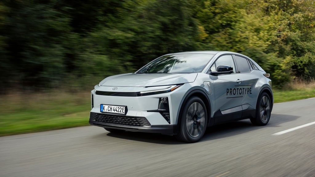 Der neue Toyota C-HR+ startet als reines Elektroauto und ist voraussichtlich ab Frühjahr 2026 erhältlich.
