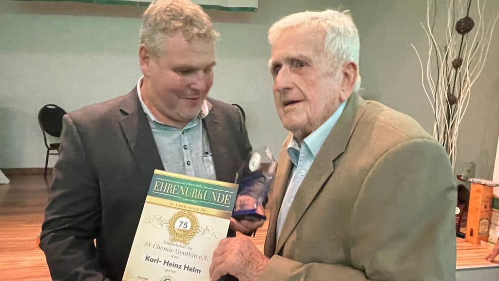 Der SV-Chemie-Genthin-Vorsitzende Michael Fehre mit Karl-Heinz Helm, der 75 Jahre Vereinsmitglied ist.