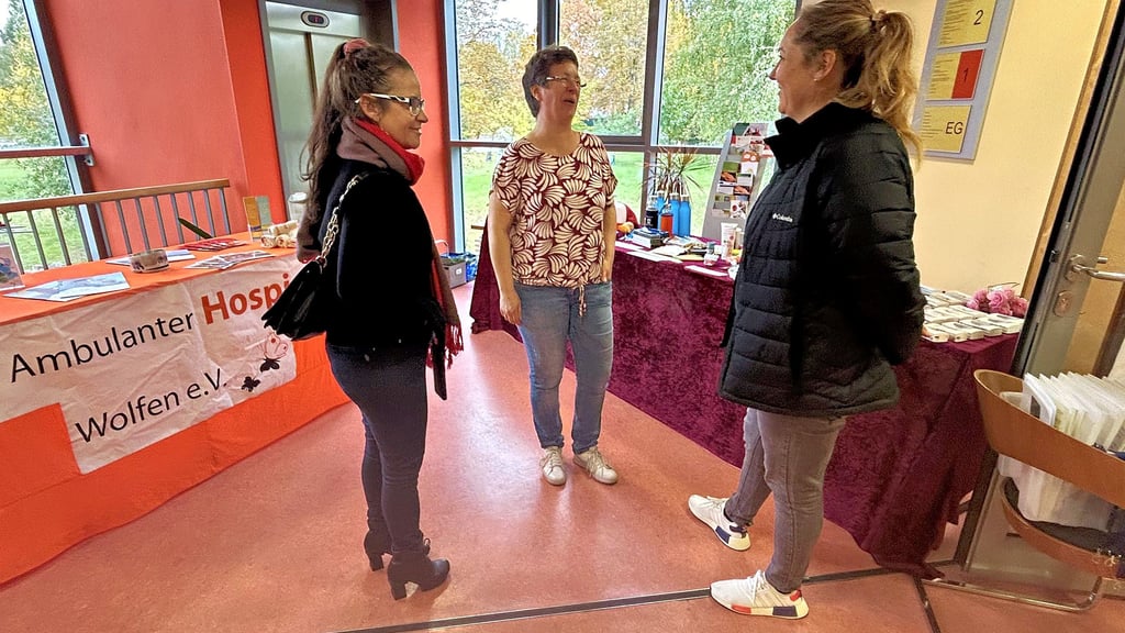 Der Hospizdienst informierte am Welthospiztag im Mehrgenerationenhaus in Wolfen über seine Arbeit und sucht dabei noch Unterstützer.