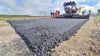 Die Kreisstraße zwischen L16 und Arneburg wird saniert. Hier wird die neue Asphaltschicht aufgetragen.