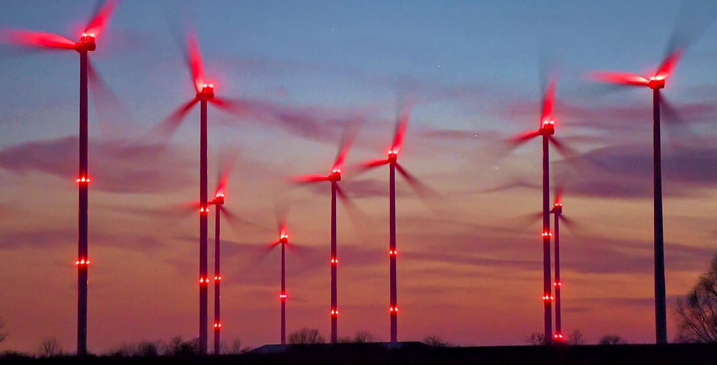 Positionslichter eines Windparks. Bei Tangerhütte im Kreis Stendal werden sie künftig nachts abgeschaltet.