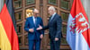 „Shake hands“ zum Auftakt: Kanzler Merz (CDU) wird vom brandenburgischen Ministerpräsidenten Dietmar Woidke (SPD) empfangen. Es ist der erste offizielle Antrittsbesuch des Kanzlers in einem ostdeutschen Bundesland.