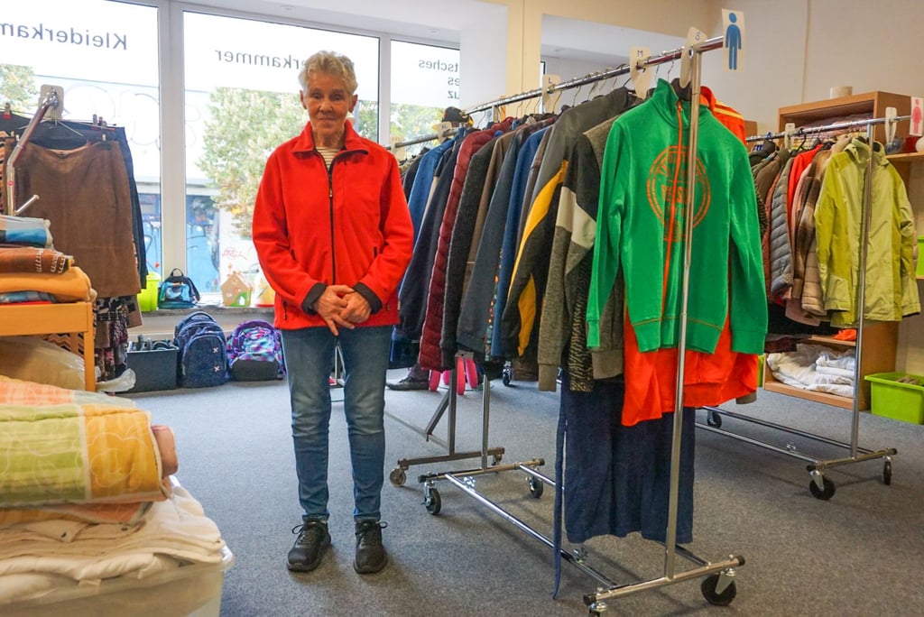 Christa Föhrig engagiert sich seit 17 Jahren in der DRK Kleiderkammer.