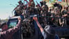 Soldaten auf einer Versammlung zu Ehren getöteter Demonstranten in Madagaskar (Archivbild)